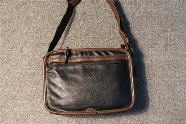 Pehmest nahast musta värvi vabaaja meeste kott