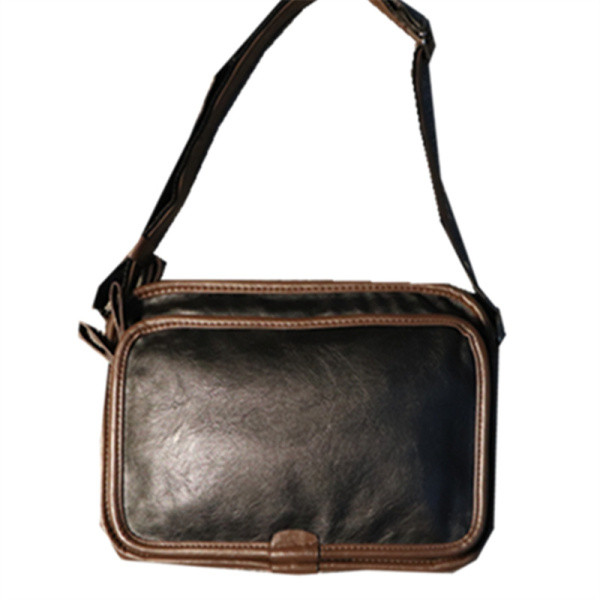 Pehmest nahast musta värvi vabaaja meeste kott