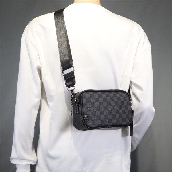 Малка, кожема мъжка чанта с дръжка за през рамото