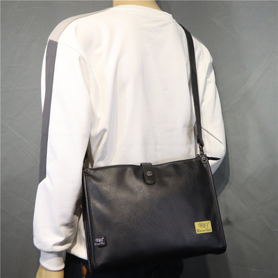 Ανδρική τσάντα casual κατασκευασμένη από έκο δέρμα με χρωματιστό λουράκι από ύφασμα