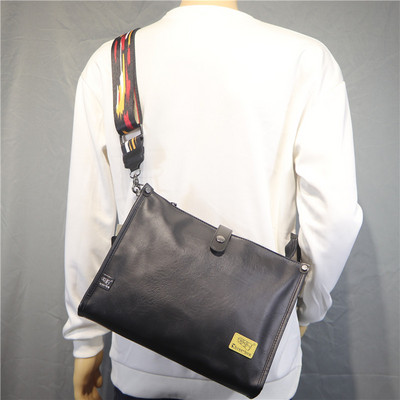 Ανδρική τσάντα casual κατασκευασμένη από έκο δέρμα με χρωματιστό λουράκι από ύφασμα