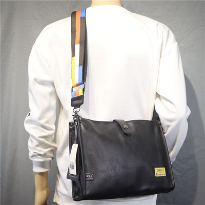 Ανδρική τσάντα casual κατασκευασμένη από έκο δέρμα με χρωματιστό λουράκι από ύφασμα