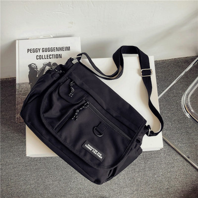 Mitmes värvitoonis tekstiilist valmistatud vabaaja meeste õlakott