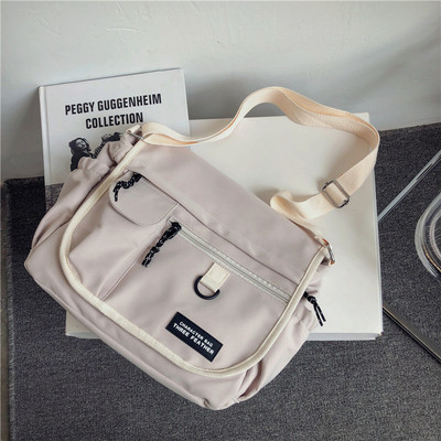 Mitmes värvitoonis tekstiilist valmistatud vabaaja meeste õlakott