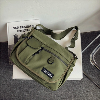 Mitmes värvitoonis tekstiilist valmistatud vabaaja meeste õlakott