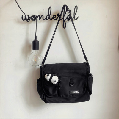 Mitmes värvitoonis tekstiilist valmistatud vabaaja meeste õlakott