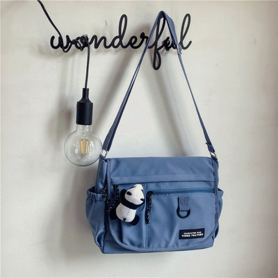 Mitmes värvitoonis tekstiilist valmistatud vabaaja meeste õlakott