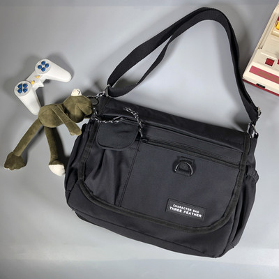 Mitmes värvitoonis tekstiilist valmistatud vabaaja meeste õlakott