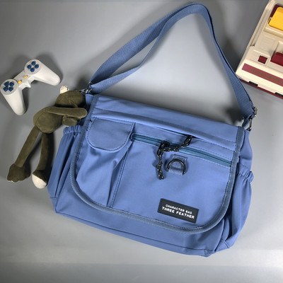 Mitmes värvitoonis tekstiilist valmistatud vabaaja meeste õlakott