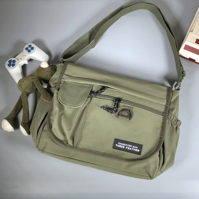 Mitmes värvitoonis tekstiilist valmistatud vabaaja meeste õlakott