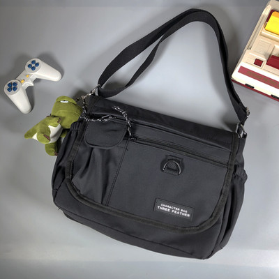 Mitmes värvitoonis tekstiilist valmistatud vabaaja meeste õlakott