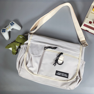 Mitmes värvitoonis tekstiilist valmistatud vabaaja meeste õlakott