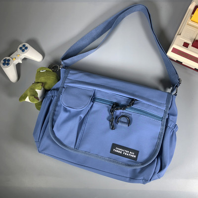 Mitmes värvitoonis tekstiilist valmistatud vabaaja meeste õlakott