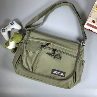 Mitmes värvitoonis tekstiilist valmistatud vabaaja meeste õlakott