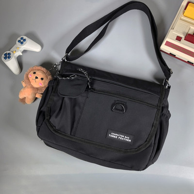 Mitmes värvitoonis tekstiilist valmistatud vabaaja meeste õlakott