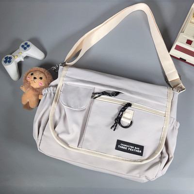 Mitmes värvitoonis tekstiilist valmistatud vabaaja meeste õlakott