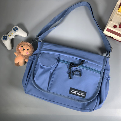 Mitmes värvitoonis tekstiilist valmistatud vabaaja meeste õlakott