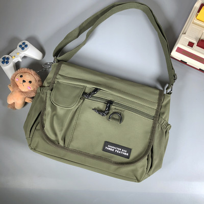 Mitmes värvitoonis tekstiilist valmistatud vabaaja meeste õlakott