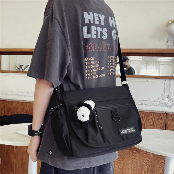 Mitmes värvitoonis tekstiilist valmistatud vabaaja meeste õlakott