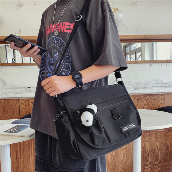 Mitmes värvitoonis tekstiilist valmistatud vabaaja meeste õlakott