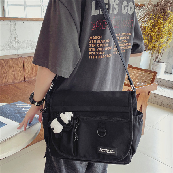 Mitmes värvitoonis tekstiilist valmistatud vabaaja meeste õlakott