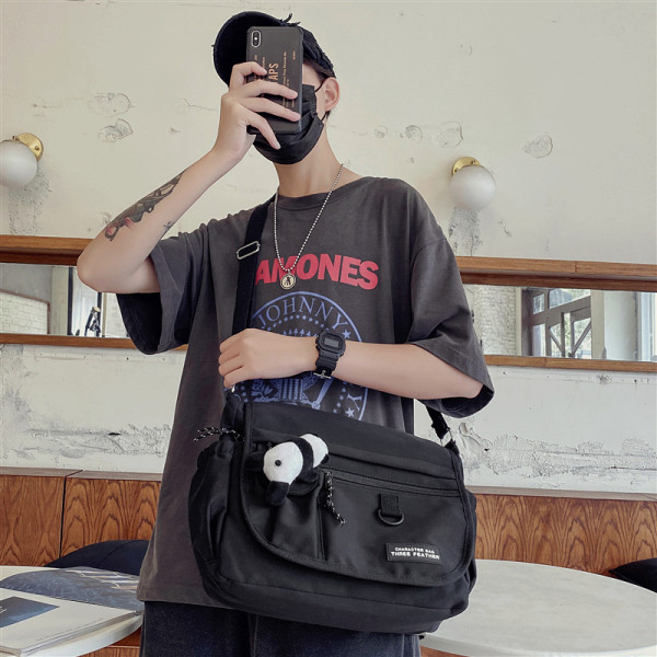 Mitmes värvitoonis tekstiilist valmistatud vabaaja meeste õlakott