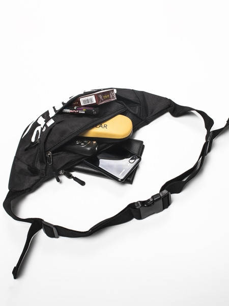 Férfi táska egy fogantyúval és felirattal