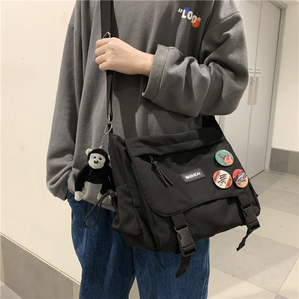 Alkalmi férfi táska 3D elemmel és hosszú füllel