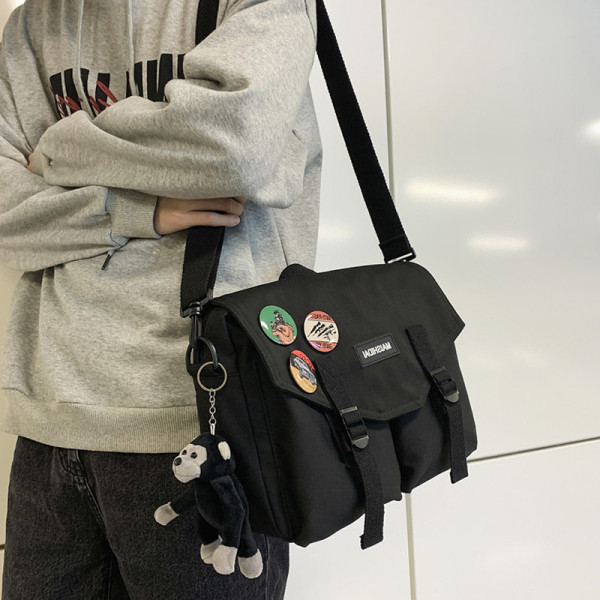 Alkalmi férfi táska 3D elemmel és hosszú füllel