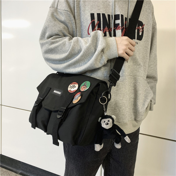 Alkalmi férfi táska 3D elemmel és hosszú füllel