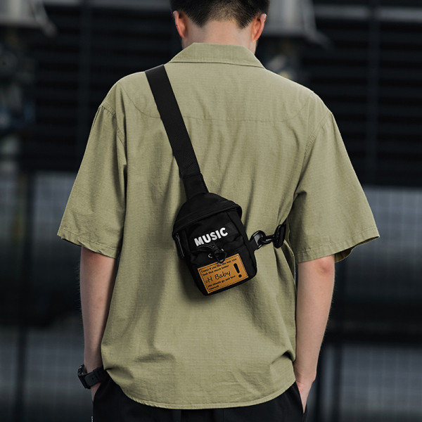 Kolmes värvitoonis kirjaga ja pika sangaga igapäevane meestekott