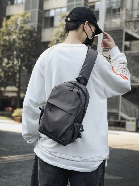 Férfi textiltáska egy pánttal