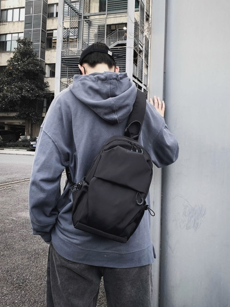 Férfi textiltáska egy pánttal