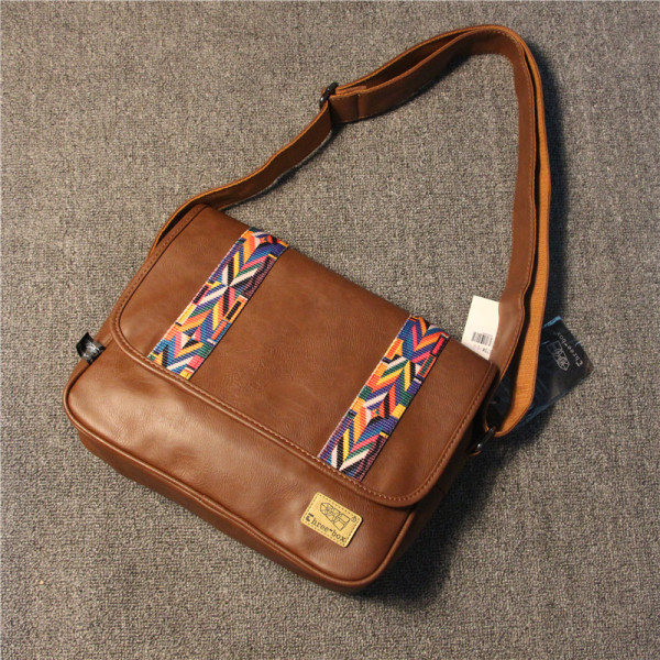 Férfi bőrtáska, színes szalagokkal díszítve