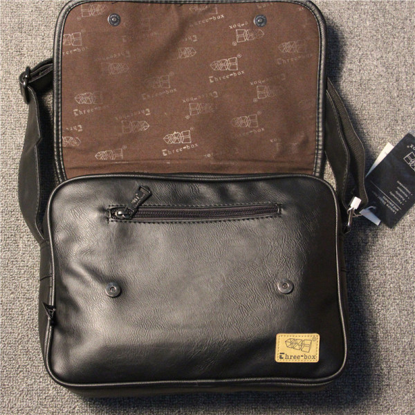 Férfi bőrtáska, színes szalagokkal díszítve