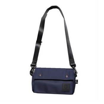 Ανδρική υφασμάτινη τσάντα με κοντές και μεγάλες λαβές σε μπλε και μαύρο χρώμα