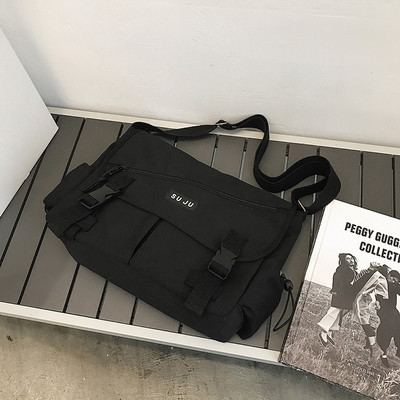 Mindennapi férfi táska csatokkal