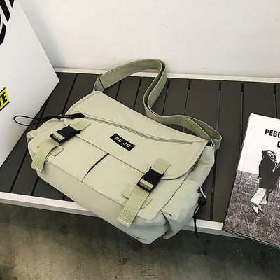 Mindennapi férfi táska csatokkal