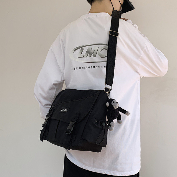 Mindennapi férfi táska csatokkal