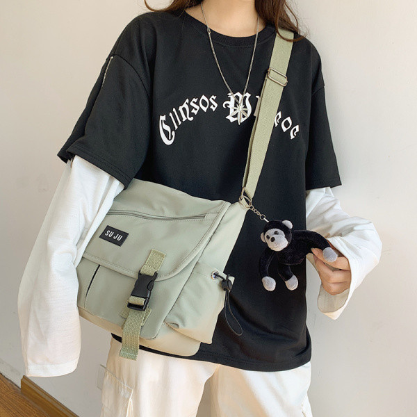 Mindennapi férfi táska csatokkal