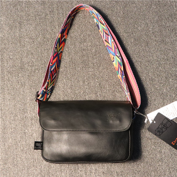 Мъжка кожена чанта с цветна текстилна дръжка 