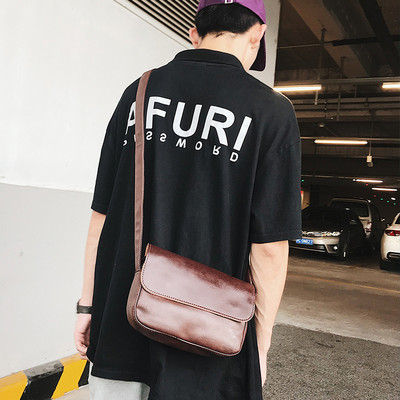 Férfi bőrtáska fém csattal és hosszú fogantyúval