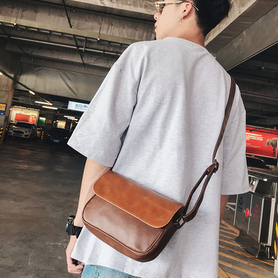 Férfi bőrtáska fém csattal és hosszú fogantyúval