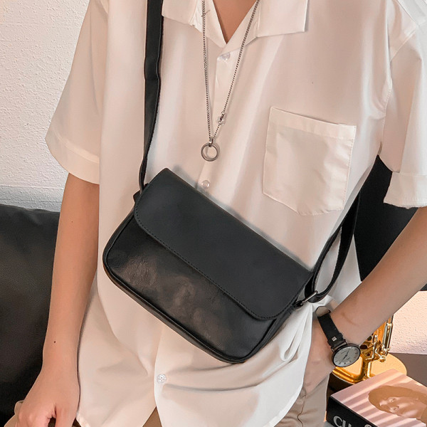 Férfi bőrtáska fém csattal és hosszú fogantyúval