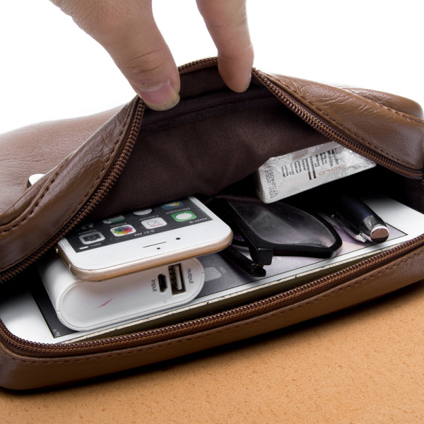 Férfi bőrtáska fém csattal és hosszú fogantyúval