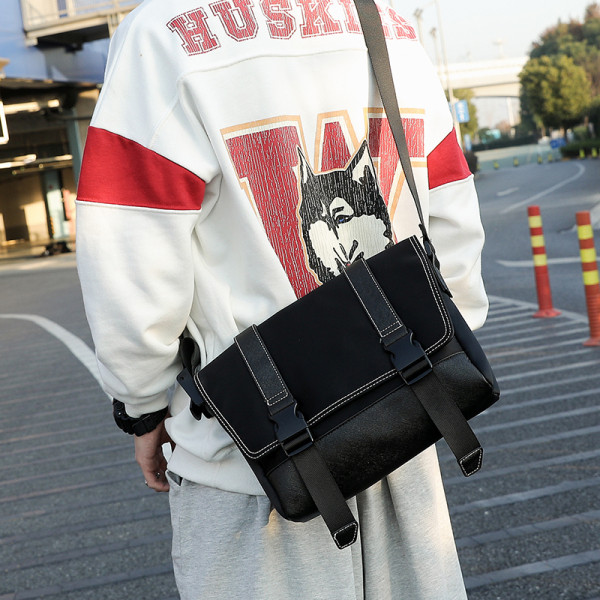 Férfi mindennapi táska hosszú füllel és csatokkal