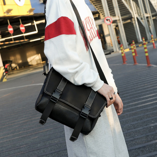 Férfi mindennapi táska hosszú füllel és csatokkal