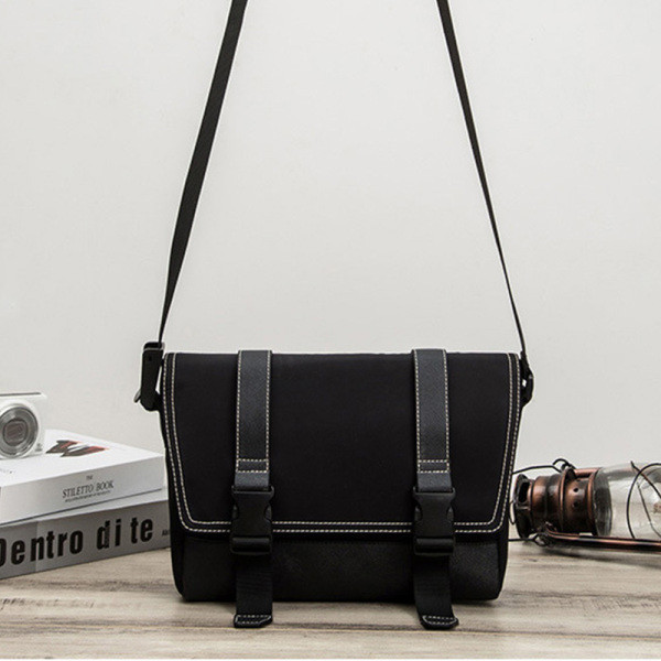 Férfi mindennapi táska hosszú füllel és csatokkal