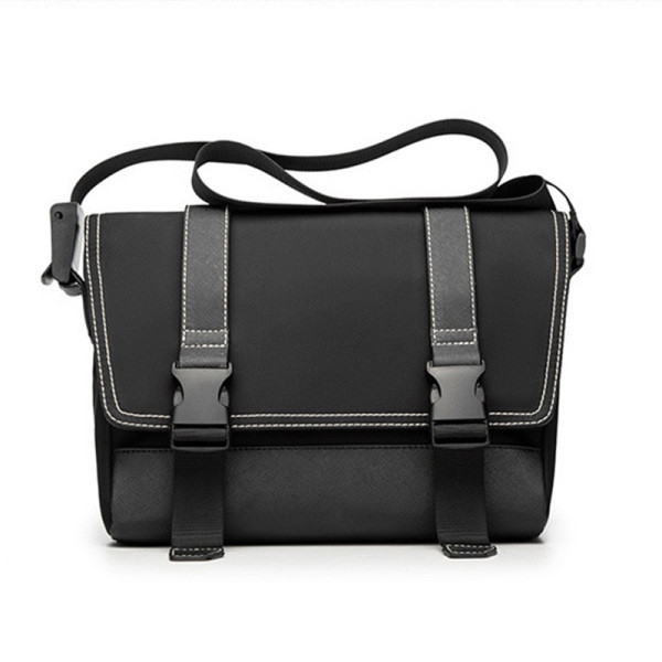 Férfi mindennapi táska hosszú füllel és csatokkal