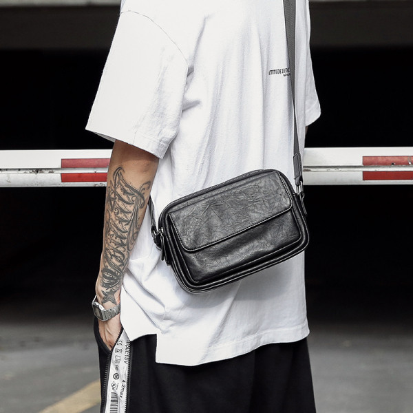 Moodne väike nahast õlakott